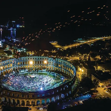 2 Bedroom Lovely In * Пула