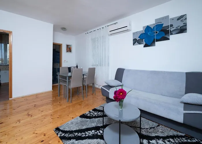 2 Bedroom Lovely In Πούλα