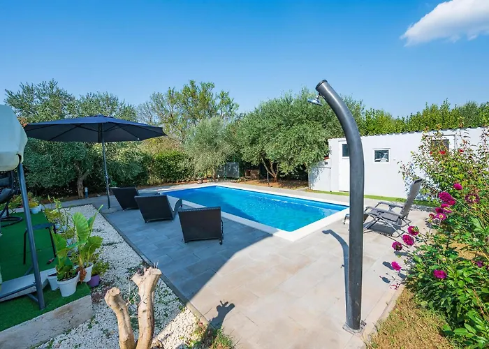 2 Bedroom Lovely In Πούλα