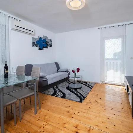 2 Bedroom Lovely In Pola