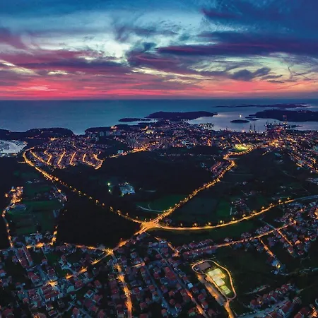 2 Bedroom Lovely In Пула