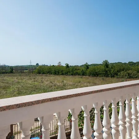 2 Bedroom Lovely In * Пула