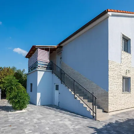 2 Bedroom Lovely In Appartamento Pola