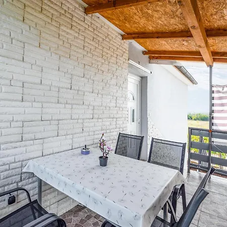 2 Bedroom Lovely In Пула