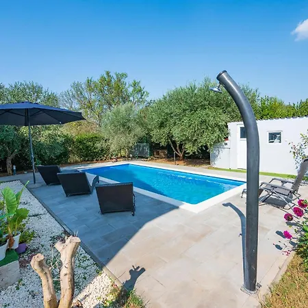 2 Bedroom Lovely In Pola